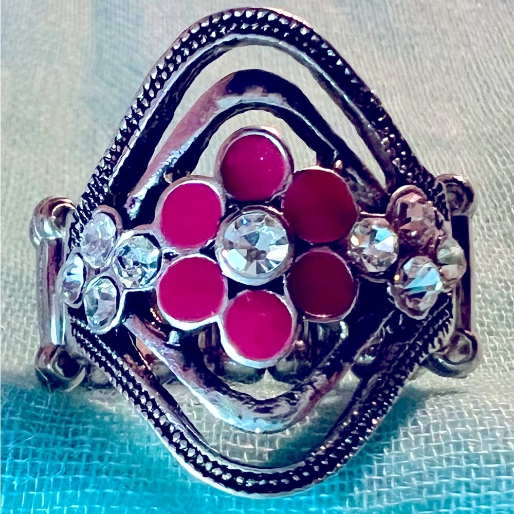 Expandable ring with pretty red flower